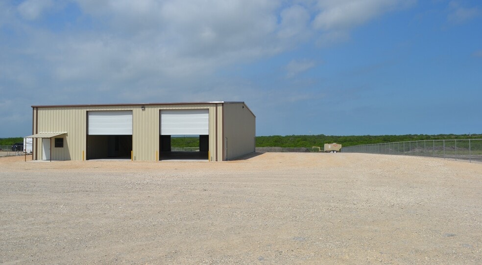8157 S State Highway 16, Jourdanton, TX for lease - Building Photo - Image 1 of 3
