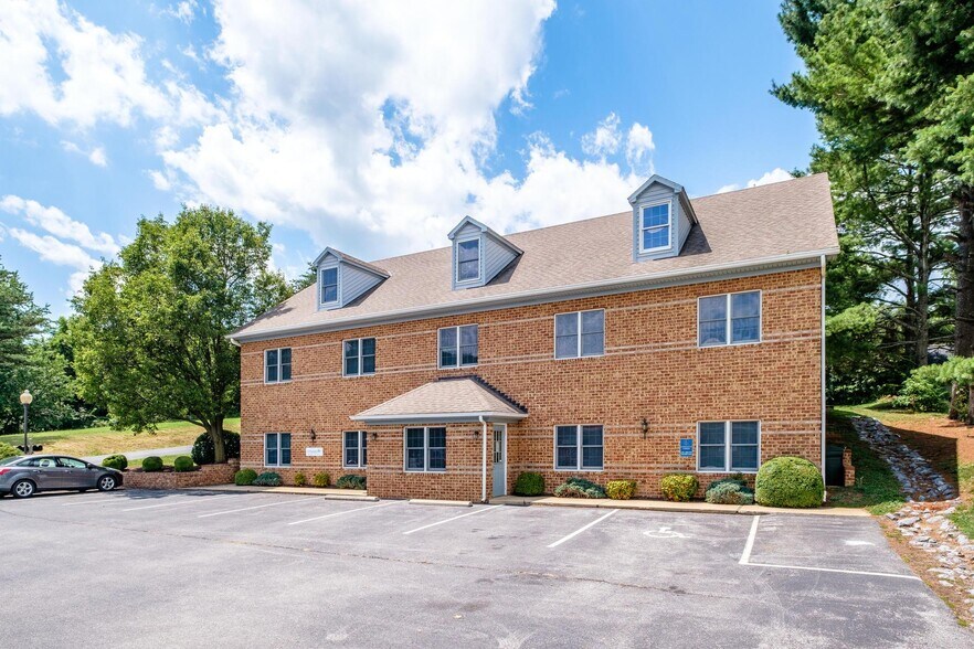 425 Lee Jackson Hwy, Staunton, VA 24401