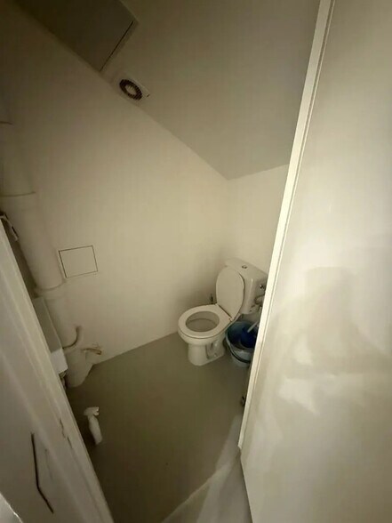 Retail in Paris for lease - Interior Photo - Image 3 of 3