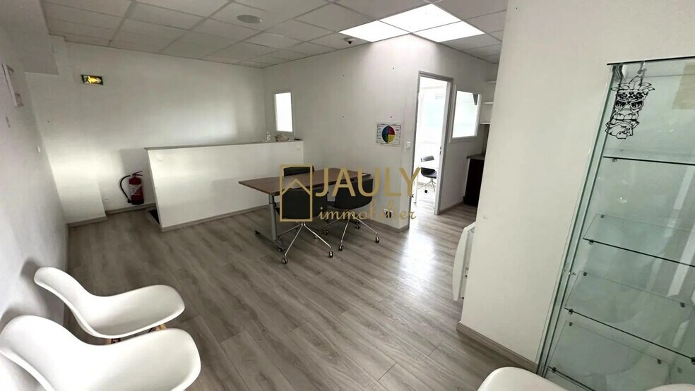 47 Rue Jean-Pierre Plicque, Villenoy for lease - Interior Photo - Image 2 of 10