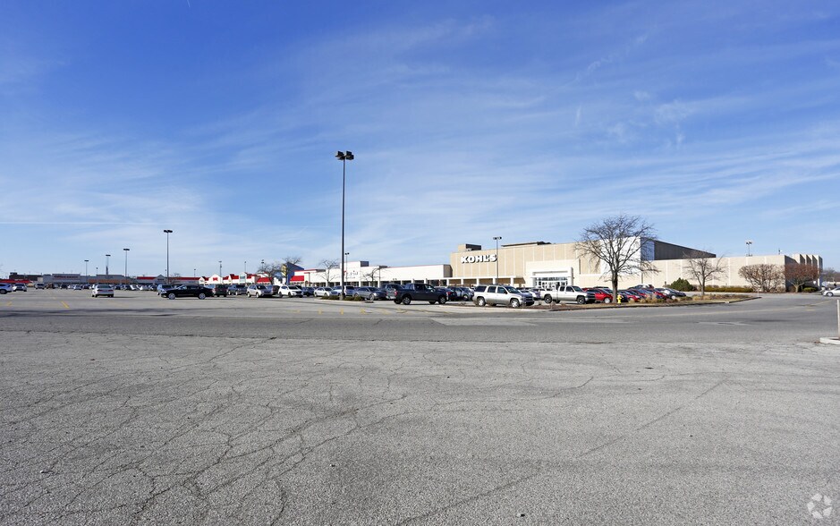 711-841 Northcrest Shopping Ctr, Fort Wayne, IN for sale - Primary Photo - Image 1 of 1