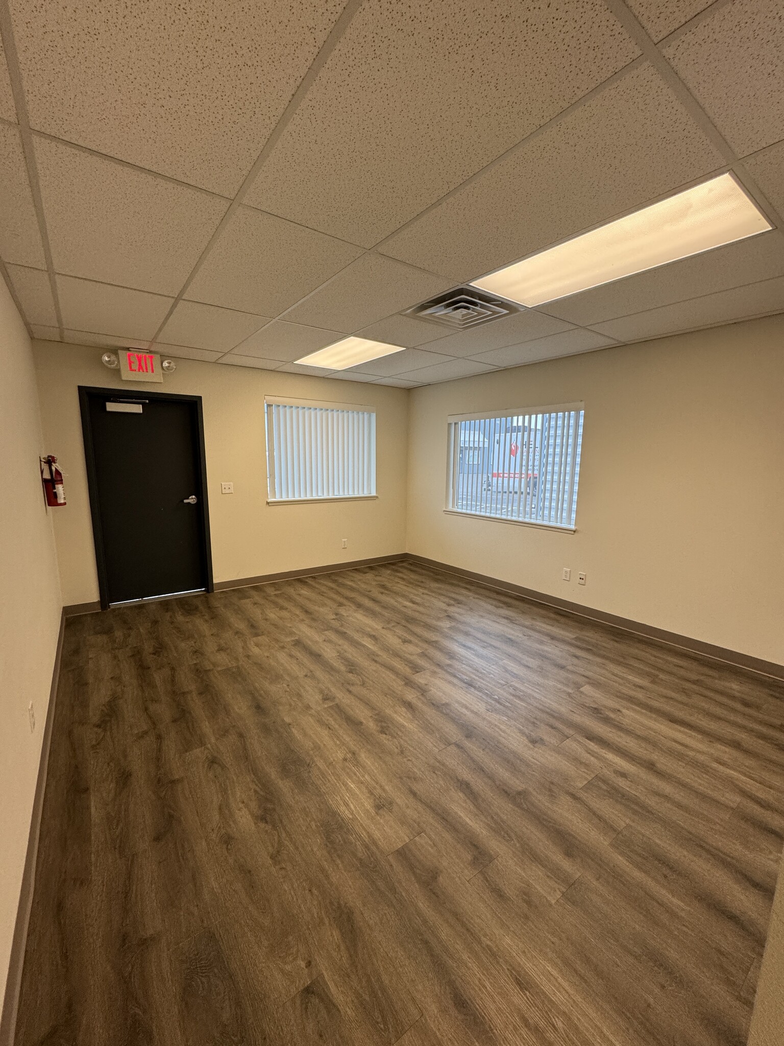 5628 W Clearwater Ave, Kennewick, WA for lease Interior Photo- Image 1 of 7