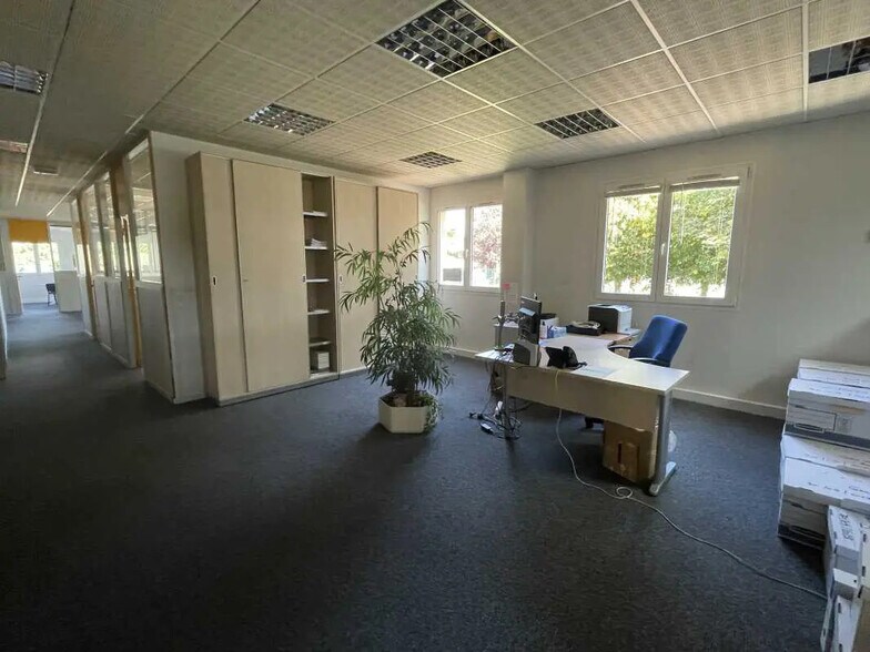 Office in Beauvais for lease - Interior Photo - Image 1 of 6