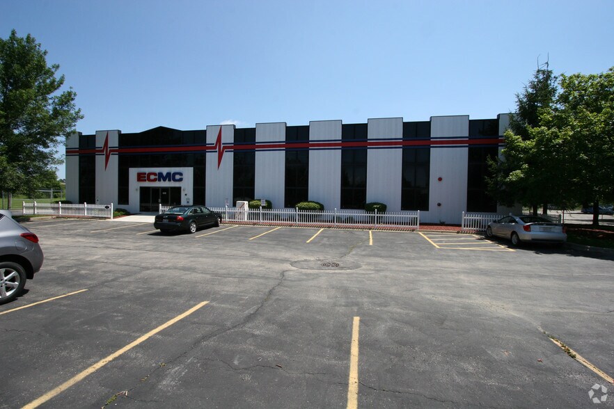 1651 Mitchell Blvd, Schaumburg, IL for sale - Primary Photo - Image 1 of 1