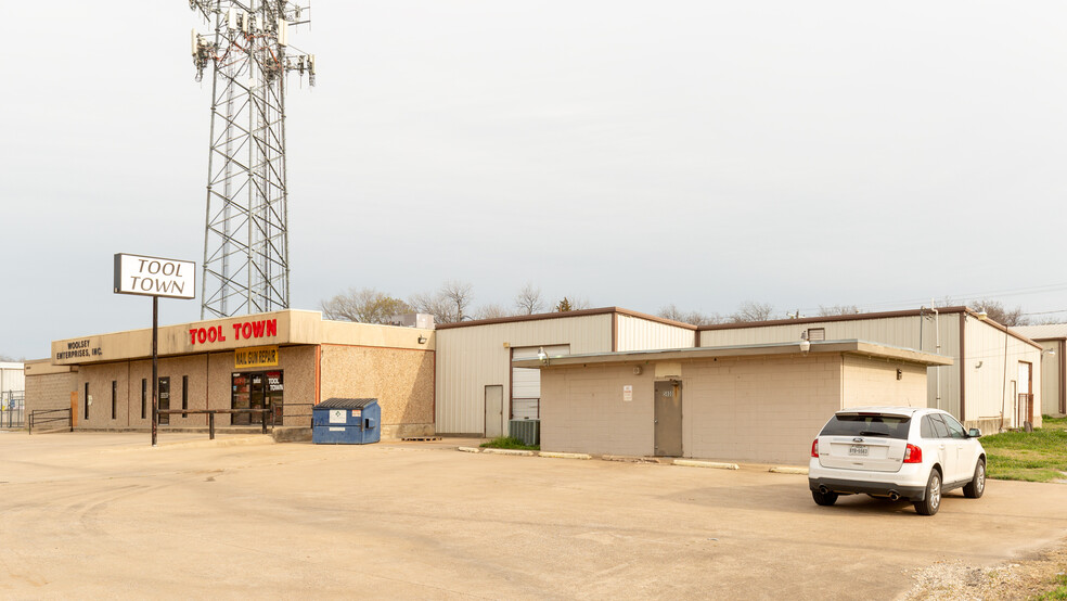 5800-5804 Jacksboro Hwy portfolio of 3 properties for sale on LoopNet.com - Building Photo - Image 2 of 7