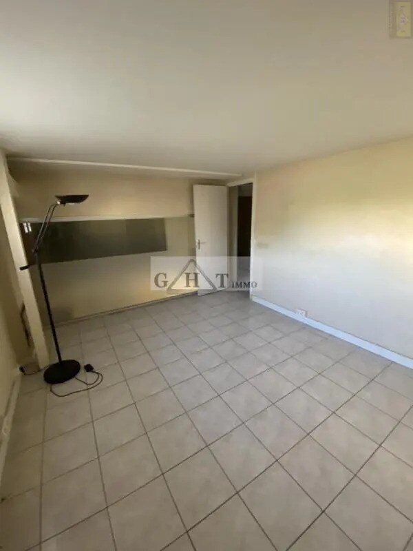 Retail in Saint-Maur-des-Fossés for lease Interior Photo- Image 1 of 5