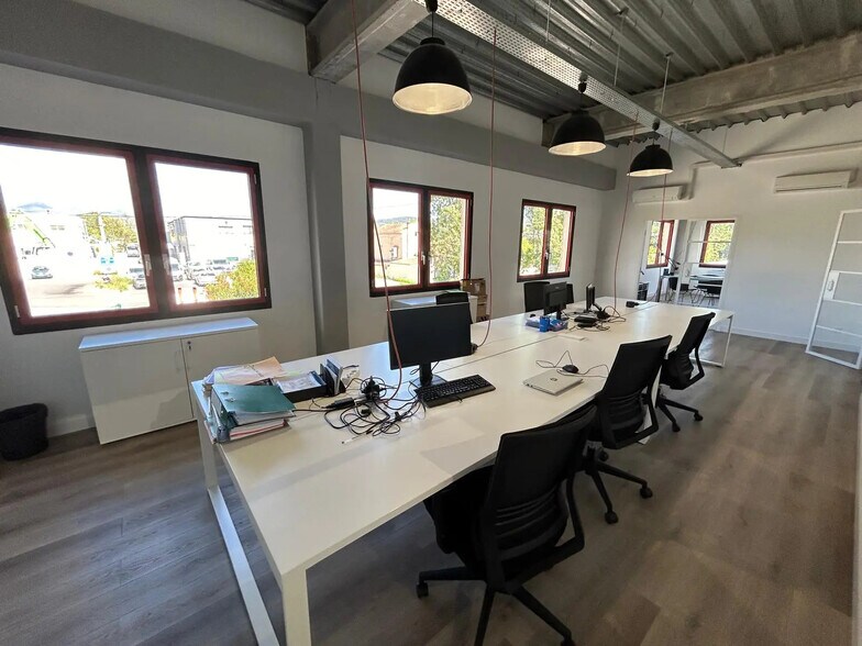 Office in Aubagne for lease - Interior Photo - Image 2 of 6