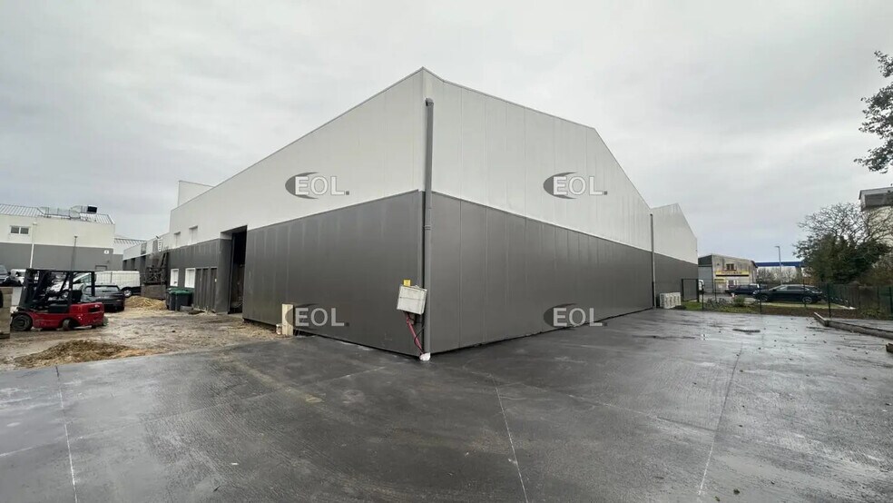 Flex in Brie-Comte-Robert for sale - Building Photo - Image 3 of 4