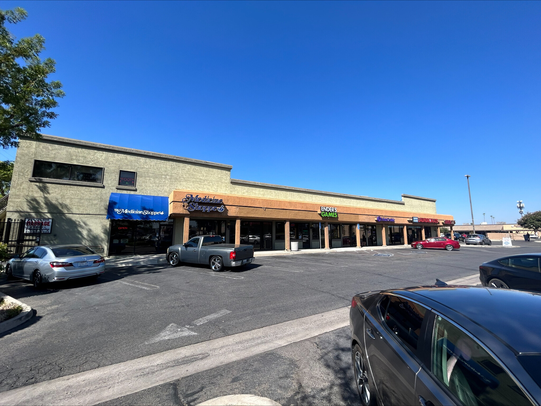 195 W Shaw Ave, Clovis, CA for lease Building Photo- Image 1 of 10