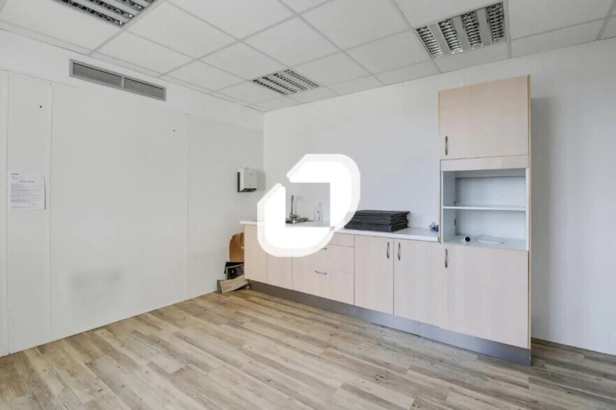 Office in Charenton-le-Pont for lease - Interior Photo - Image 2 of 10