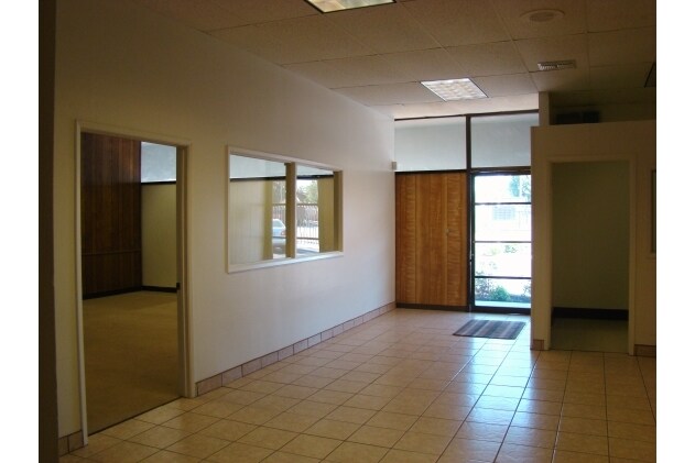 258 N Blackstone Ave, Fresno, CA for lease - Building Photo - Image 3 of 5