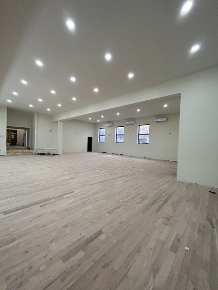 2261 Bragg St, Brooklyn, NY for sale - Interior Photo - Image 3 of 8