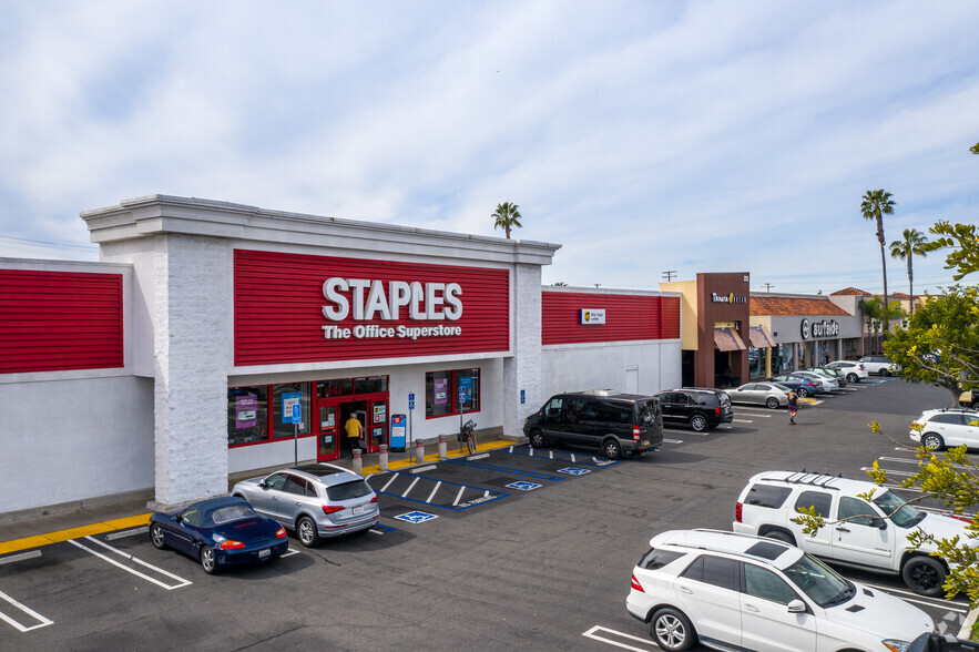 211-233 E 17th St, Costa Mesa, CA for lease - Primary Photo - Image 1 of 5