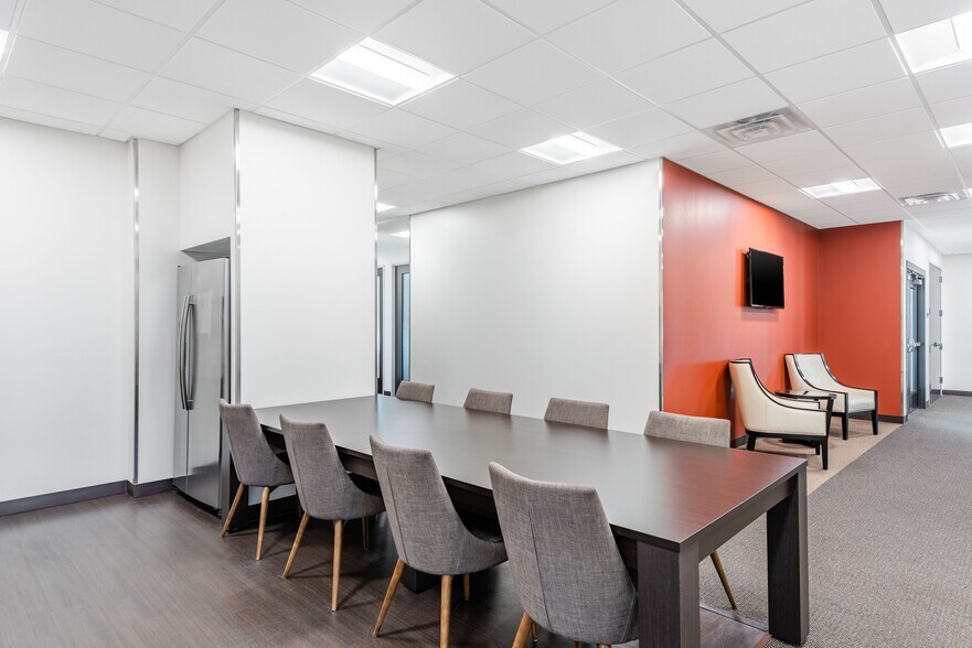 4620 E 53rd St, Davenport, IA for lease - Interior Photo - Image 1 of 5