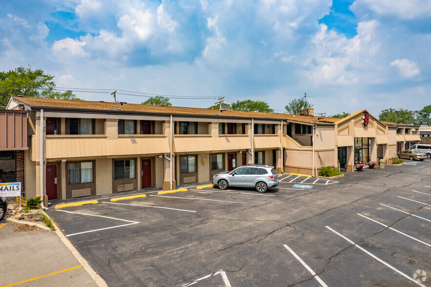 9424 Waukegan Rd, Morton Grove, IL for sale - Building Photo - Image 2 of 9