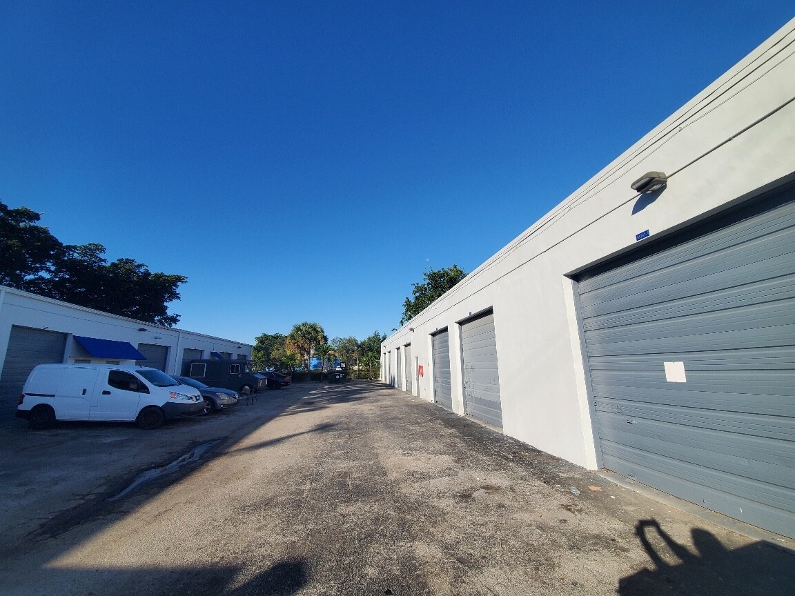 3161-3181 NE 5th Ave, Oakland Park, FL for lease Building Photo- Image 1 of 9