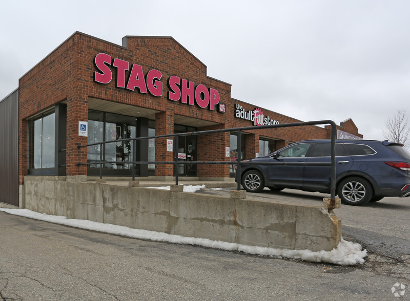 1585 Victoria St N, Kitchener, ON for lease - Primary Photo - Image 1 of 5