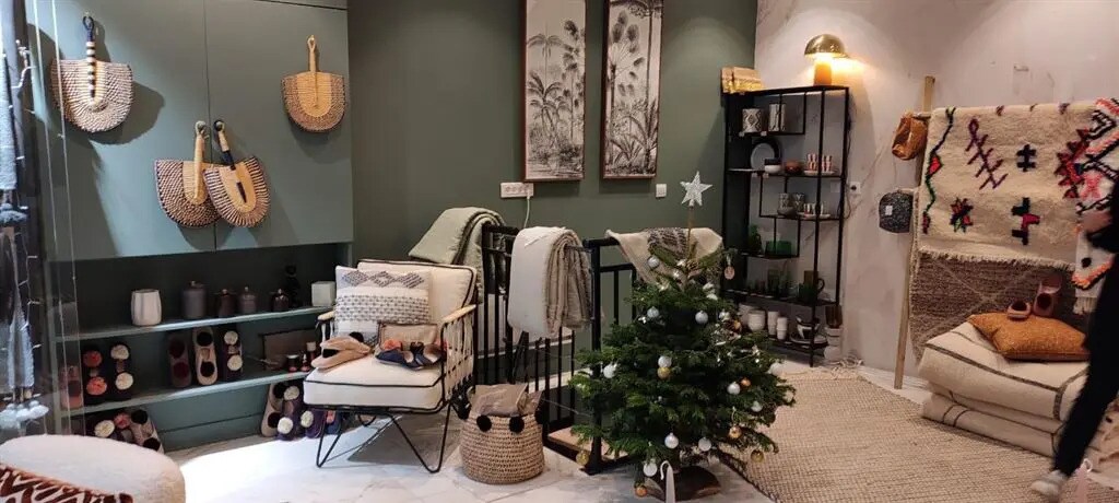 Retail in Paris for lease Interior Photo- Image 1 of 5