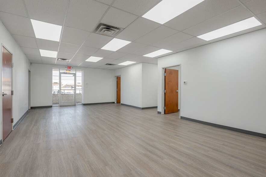 2838-2910 Anode Ln, Dallas, TX for lease - Building Photo - Image 3 of 7