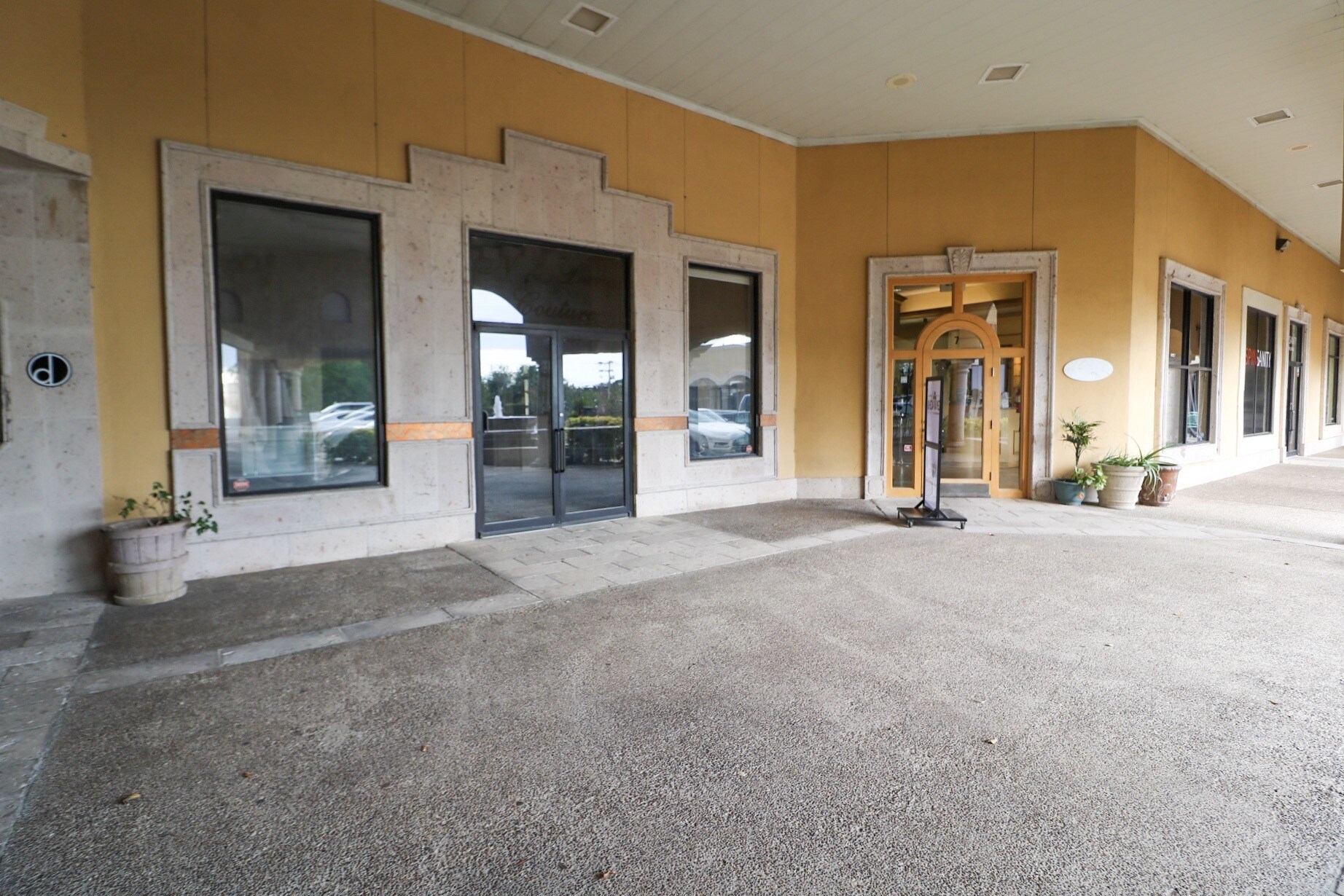 107 Calle Del Norte, Laredo, TX for sale Building Photo- Image 1 of 1