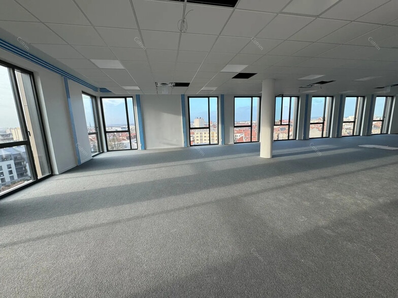 Office in Reims for lease - Interior Photo - Image 2 of 6