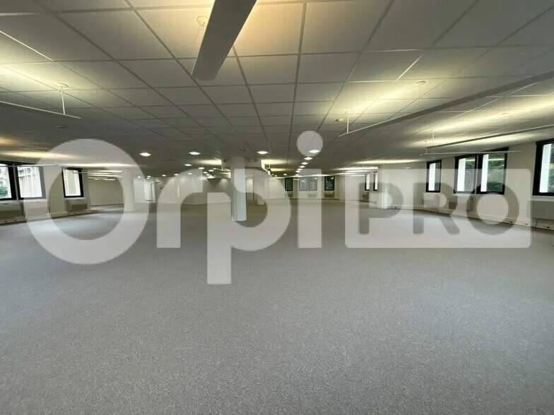 Office in Saint-Aubin for lease - Interior Photo - Image 3 of 12