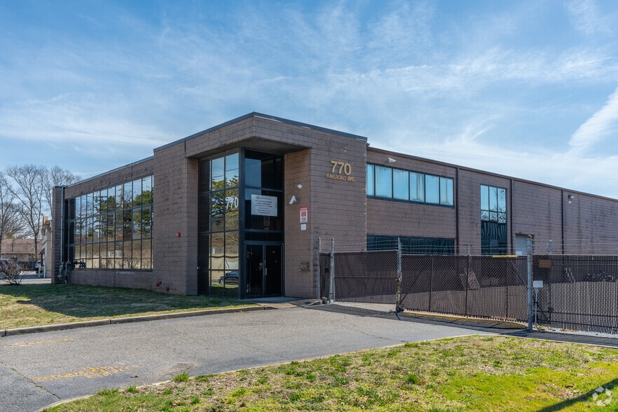 770 S Railroad Ave, West Babylon, NY for sale - Primary Photo - Image 1 of 1