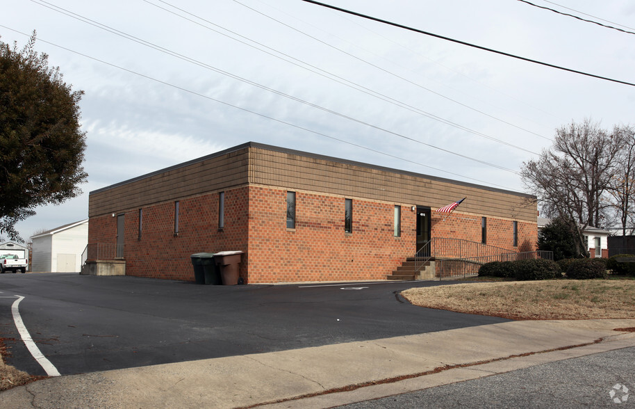 4916 Bartlett St, Greensboro, NC for lease - Building Photo - Image 2 of 11