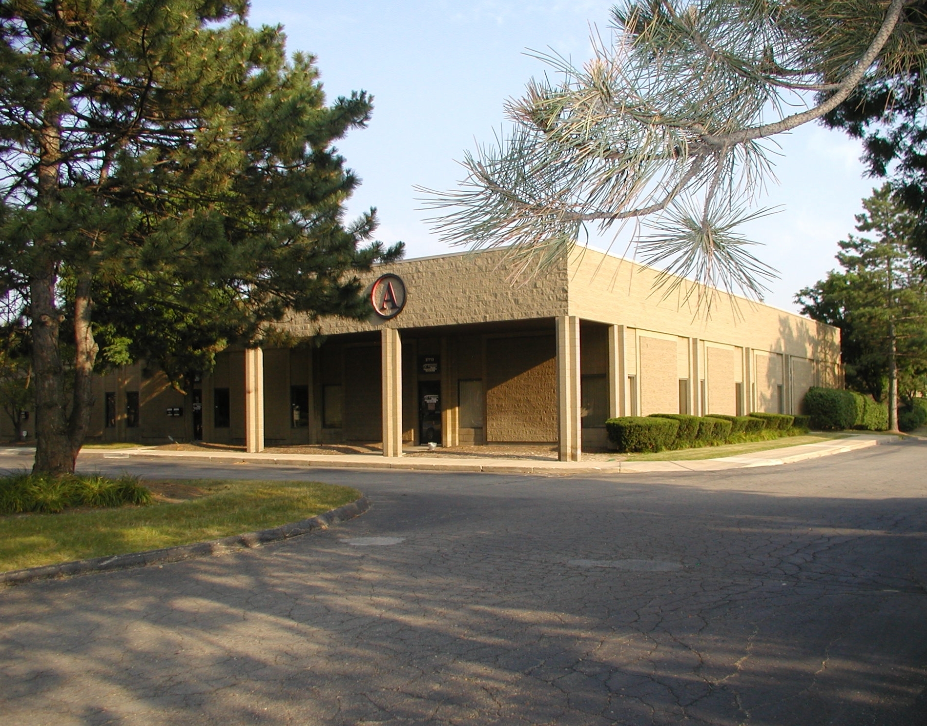 37703-37713 Schoolcraft Rd, Livonia, MI for lease Building Photo- Image 1 of 5