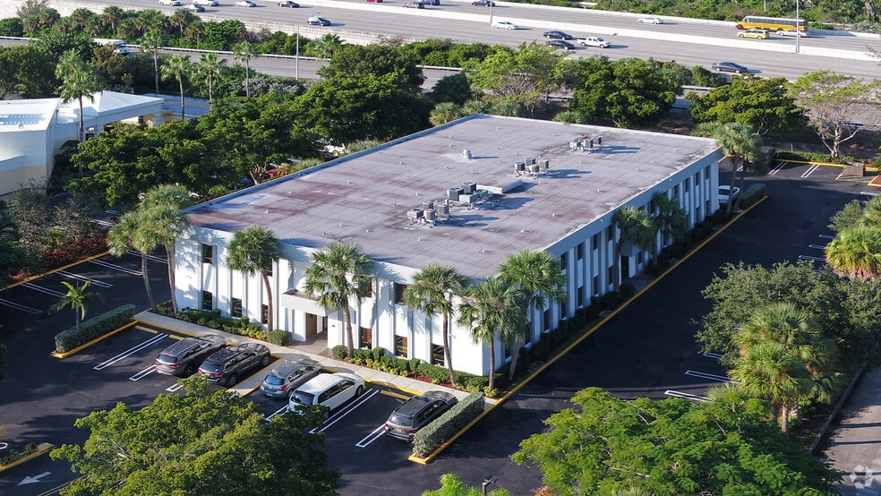 5725 Corporate Way, West Palm Beach, FL for lease - Building Photo - Image 3 of 7
