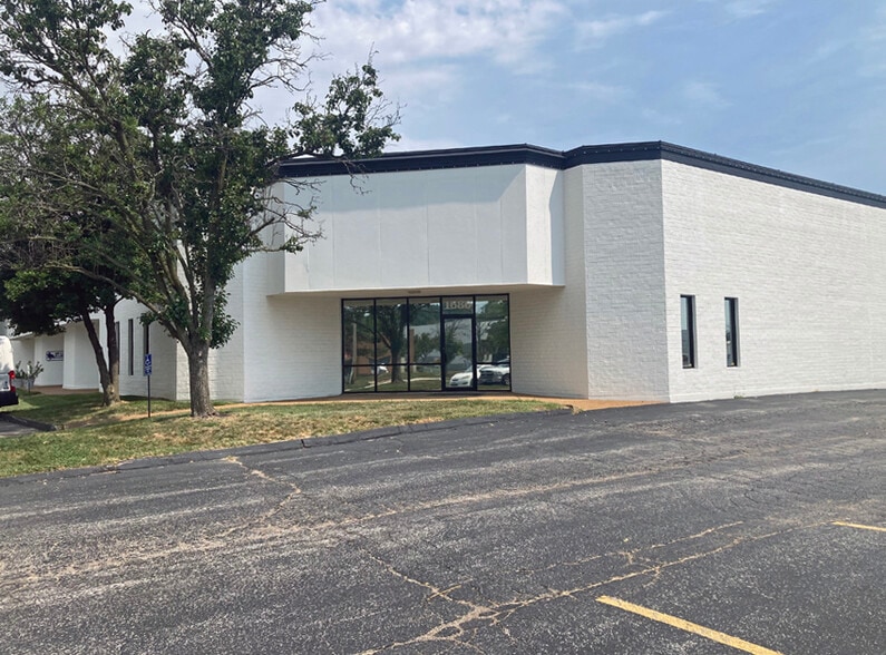 1686-1694 Larkin Williams Rd, Fenton, MO for lease - Building Photo - Image 1 of 6