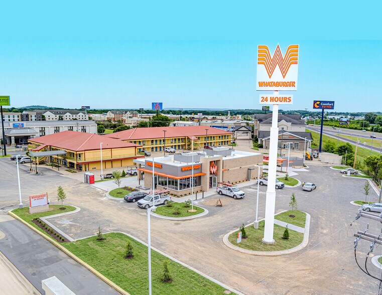 813 Oak St, Conway, AR 72032 Whataburger