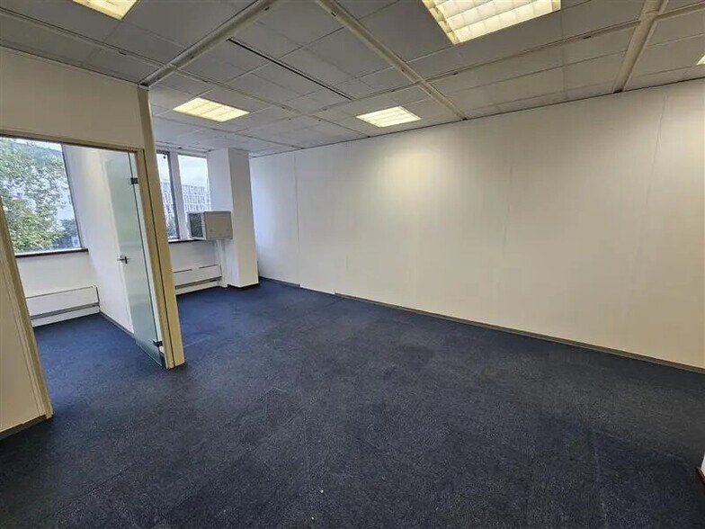 Office in Maisons-Alfort for lease - Interior Photo - Image 1 of 6