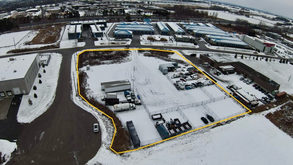 275 Lake Rd, Clarington, ON for sale - Primary Photo - Image 1 of 9