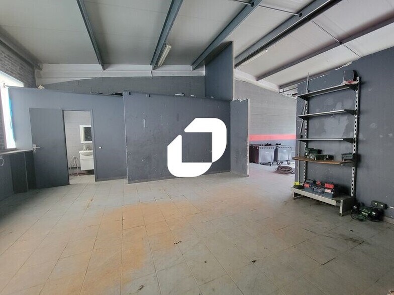 Flex in Linas for lease - Interior Photo - Image 3 of 7