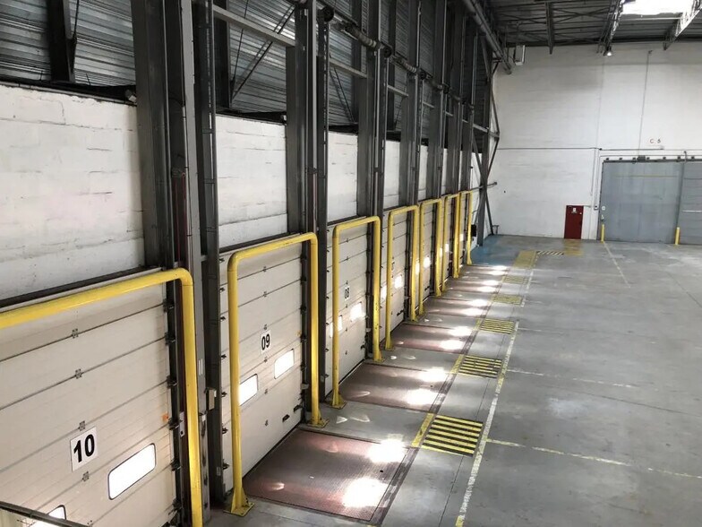 Industrial in Ormes for lease - Interior Photo - Image 2 of 7