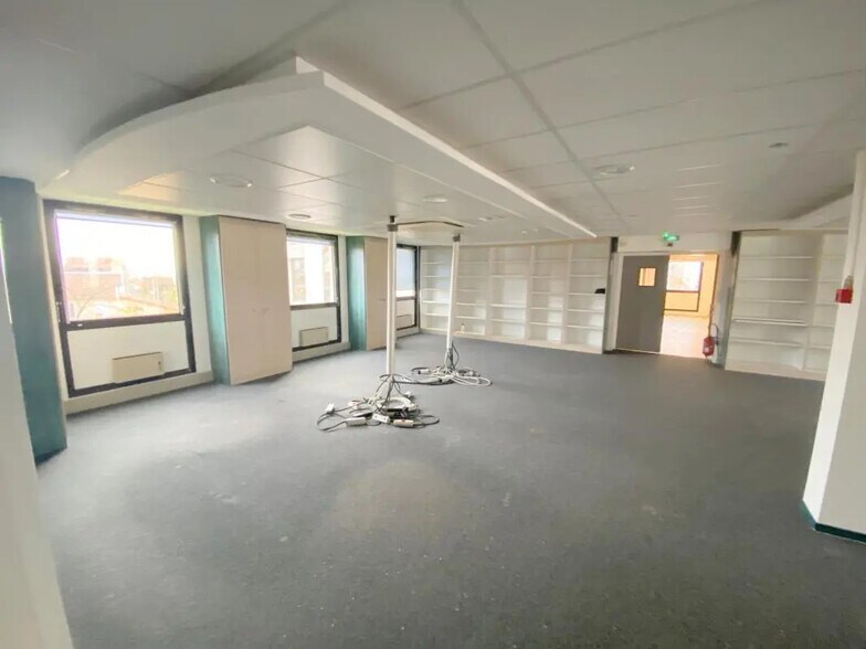 Office in Chatou for lease - Interior Photo - Image 3 of 12