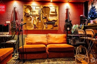 Retail in Barcelona, Barcelona for lease Interior Photo- Image 2 of 15