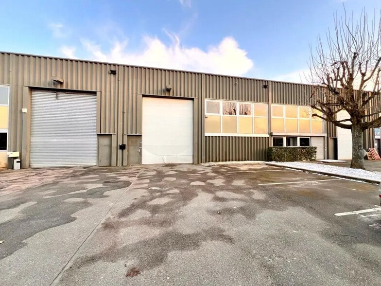 Office in Trappes for lease - Building Photo - Image 1 of 8