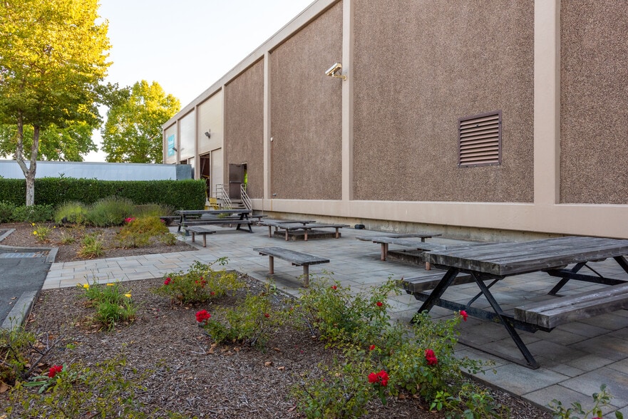 3800 Lakeville Hwy, Petaluma, CA for lease - Building Photo - Image 2 of 6