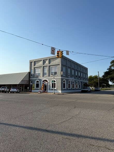 200 W Main St, Marietta, OK for sale - Primary Photo - Image 1 of 42