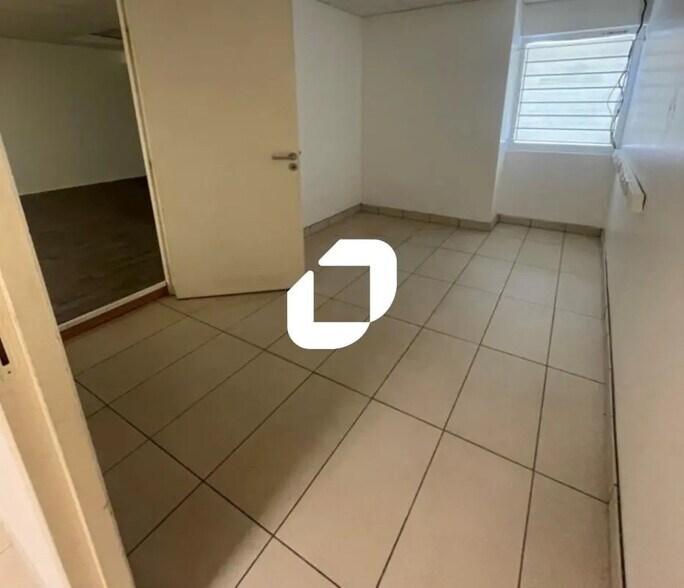 Office in Grenoble for lease - Interior Photo - Image 3 of 7