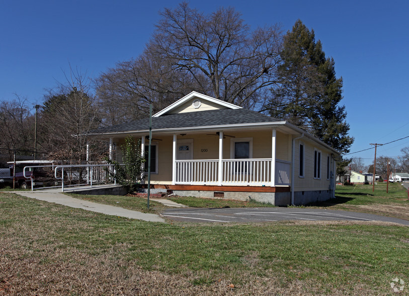 1200 S Main St, Mount Holly, NC for sale - Primary Photo - Image 1 of 1