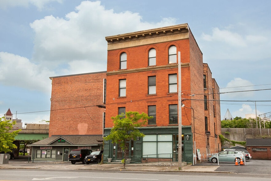 323-325 James St, Syracuse, NY for lease - Primary Photo - Image 1 of 15