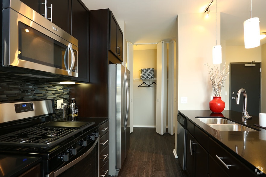 123 N Desplaines St, Chicago, IL for lease - Interior Photo - Image 3 of 88