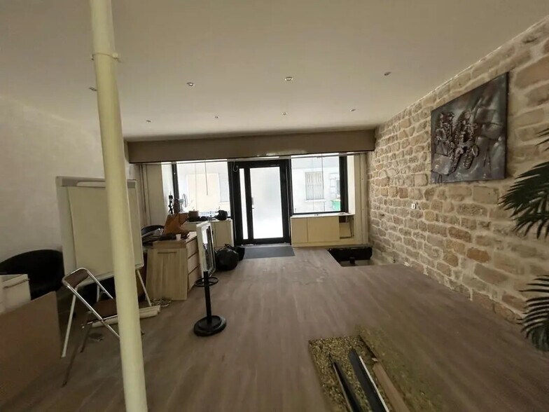 Retail in Paris for lease - Building Photo - Image 1 of 7