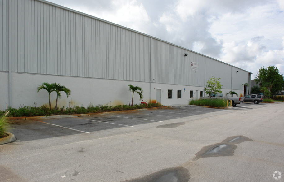 1711 NW 33rd St, Pompano Beach, FL for lease - Building Photo - Image 3 of 7