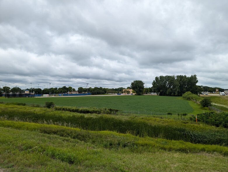 1801 Lor Ray Drive, North Mankato, MN for sale - Primary Photo - Image 1 of 5