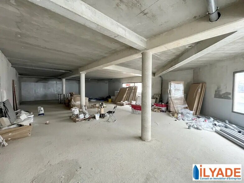 Office in Coudoux for sale - Interior Photo - Image 1 of 2