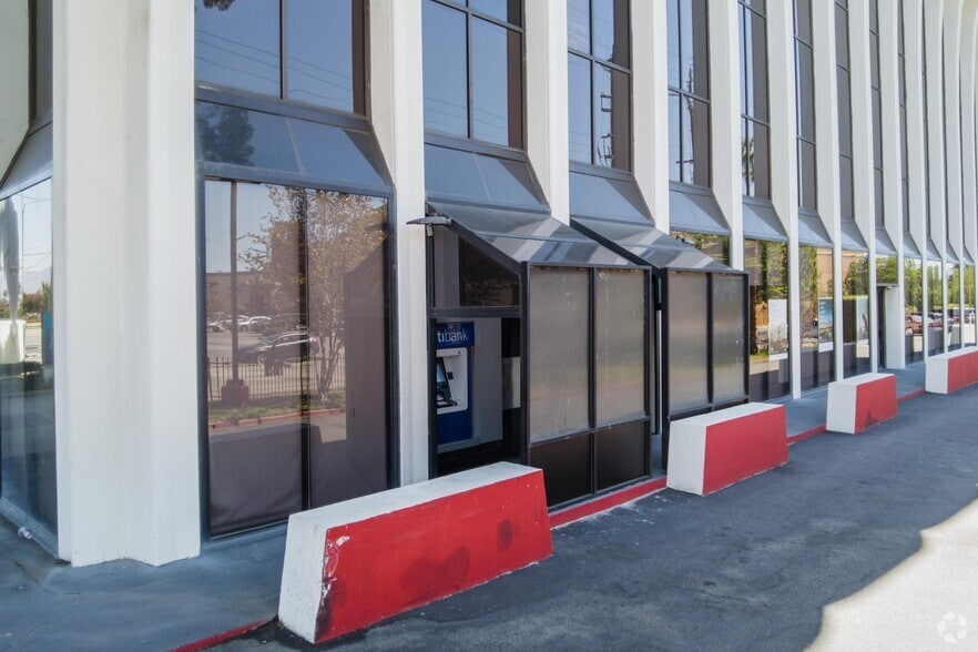 16800 Devonshire St, Granada Hills, CA for lease - Building Photo - Image 3 of 4